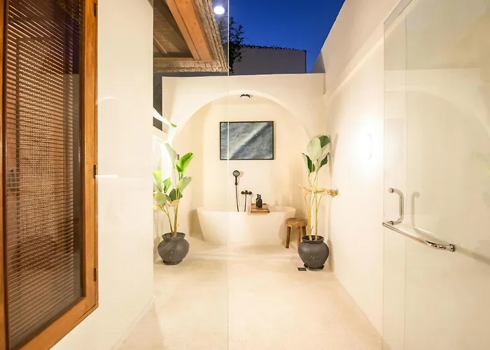 Luxury 4br Haven, 3min To Canggu's Elegance Canggu