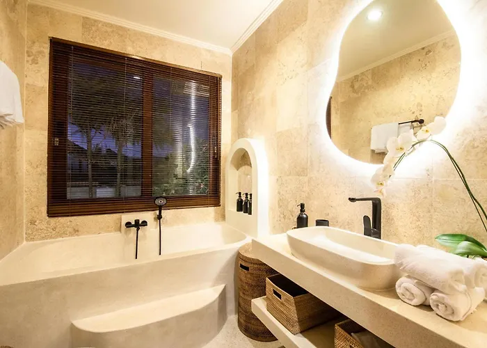 Luxury 4br Haven, 3min To Canggu's Elegance Ferienhaus *